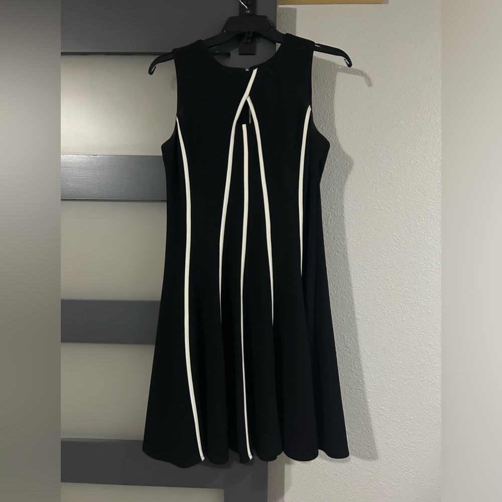 Black and white Gabby Skye key hole dress. Size 12. Like new.